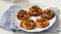Cinnamon, apple and custard Danish Cinnamon, apple and custard Danish