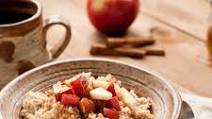 Raw Vegan Oatmeal Breakfast With Cinnamon and Apples Raw Vegan Oatmeal Breakfast With Cinnamon and Apples