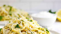 Pasta Aglio e Olio {Pasta with Garlic and Oil} Pasta Aglio e Olio {Pasta with Garlic and Oil}