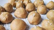 3-Ingredient Keto Peanut Butter Balls (No-bake) 3-Ingredient Keto Peanut Butter Balls (No-bake)
