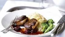 Pan-fried venison with blackberry sauce Pan-fried venison with blackberry sauce