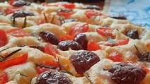 Focaccia Recipe with Olives, Tomatoes & Rosemary! Focaccia Recipe with Olives, Tomatoes & Rosemary!
