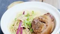 NOODLES WITH SLOW-COOKED PORK HOCKS (4 servings) NOODLES WITH SLOW-COOKED PORK HOCKS (4 servings)