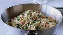 Spaghetti with creamy bacon and pea sauce Spaghetti with creamy bacon and pea sauce