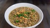 Ginisang Munggo (Sauteed Mung Beans with Spinach) Ginisang Munggo (Sauteed Mung Beans with Spinach)