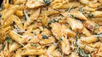 Creamy Garlic Chicken Pasta {with Tomato & Spinach} Creamy Garlic Chicken Pasta {with Tomato & Spinach}