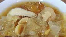 White fungus soup (dessert) White fungus soup (dessert)