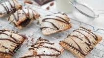 Easy Banana & Hzelnut Chocolate Spread Puff Pastry Parcels (Vegan + GF) Easy Banana & Hzelnut Chocolate Spread Puff Pastry Parcels (Vegan + GF)