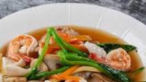 Rad Na Seafood - Thai Wide Noodles in Gravy Rad Na Seafood - Thai Wide Noodles in Gravy