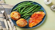 Honey-Drizzled Paprika Chicken with Cheesy Garlic Butter Biscuits & Green Beans Honey-Drizzled Paprika Chicken with Cheesy Garlic Butter Biscuits & Green Beans